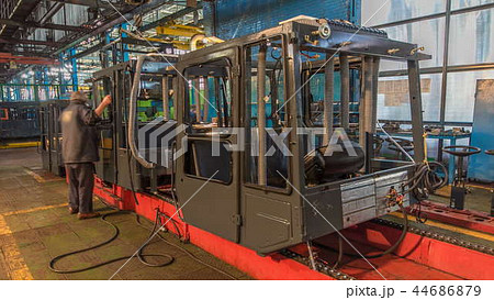 Conveyor assembly stage the body of tractor at factory timelapse 44686879