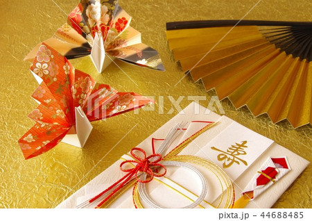 ご祝儀袋と祝い鶴　末広　熨斗袋　結婚式イメージ 44688485