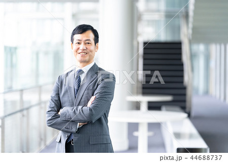 男性会社員　ミドルのビジネスマン　 44688737