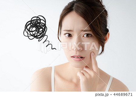 肌をチェックする女性 44689671