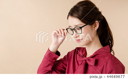 眼鏡をかける女性の写真素材