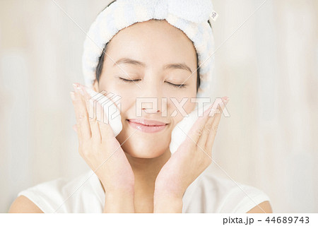 洗顔 クレンジング 若い女性 朝洗顔 ビューティー 洗顔 クレンジング 若い女性 朝洗顔 ビューティー 44689743