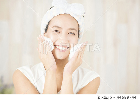 洗顔　クレンジング　若い女性　朝洗顔　ビューティー 44689744