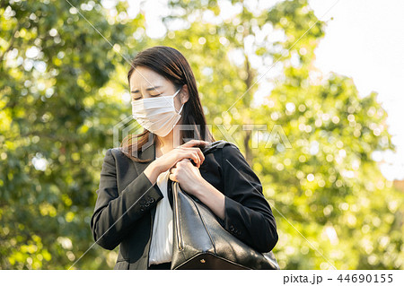 マスクをしたビジネスウーマン マスクをしたビジネスウーマン 44690155