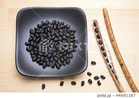 黒小豆のさやと小皿の上の豆 44691167
