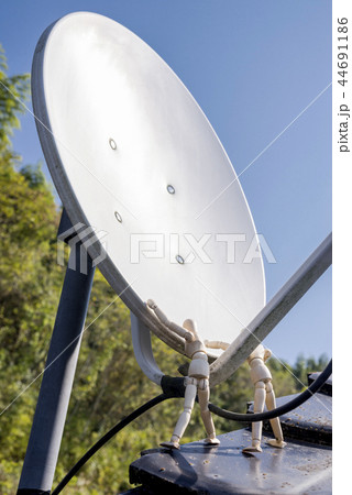 衛星アンテナを点検する人形 衛星アンテナを点検する人形 44691186