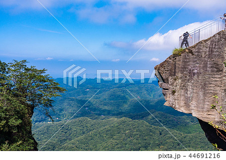 【千葉県】鋸山日本寺山頂 地獄のぞきする人達 【千葉県】鋸山日本寺山頂 地獄のぞきする人達 44691216