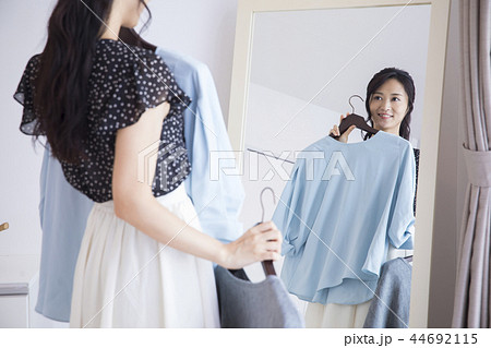 服選びに迷う女性 服選びに迷う女性 44692115