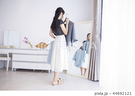 服選びに迷う女性 服選びに迷う女性 44692121