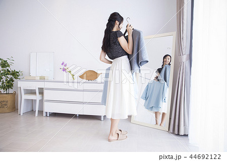 服選びに迷う女性 服選びに迷う女性 44692122