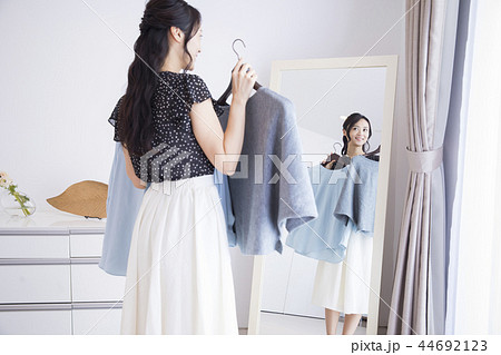 服選びに迷う女性 服選びに迷う女性 44692123
