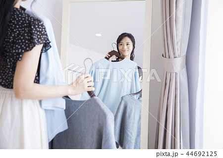 服選びに迷う女性 服選びに迷う女性 44692125
