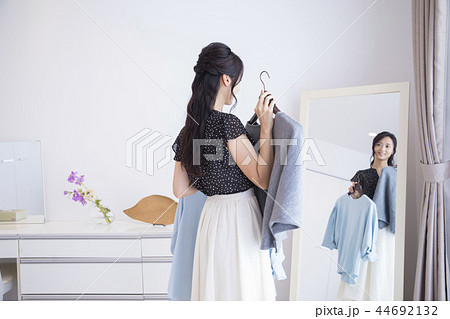 服選びに迷う女性 44692132