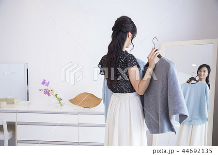 服選びに迷う女性 44692135