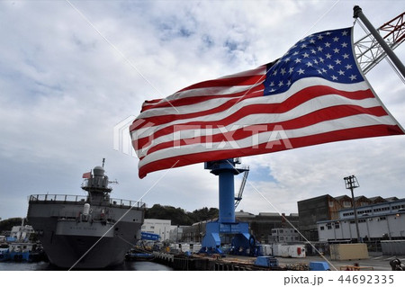 アメリカ海軍横須賀基地の駆逐艦に掲げられた星条旗の写真素材