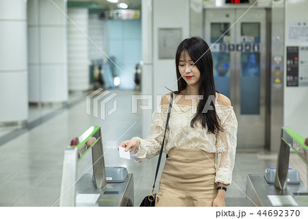 韓国人 若い女性 地下鉄駅 44692370