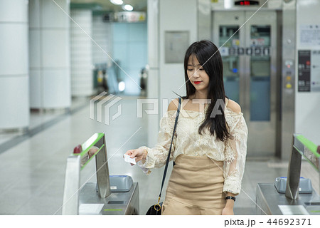 韓国人 若い女性 地下鉄駅 44692371
