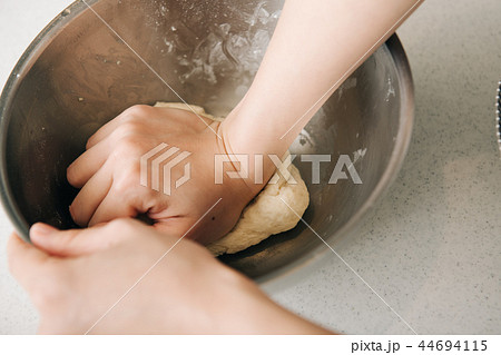 パン生地をこねる若い女性の手元 パン生地をこねる若い女性の手元 44694115