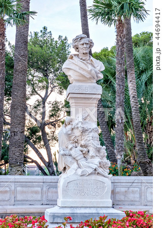 Hector Berlioz statue at sunset 44694417