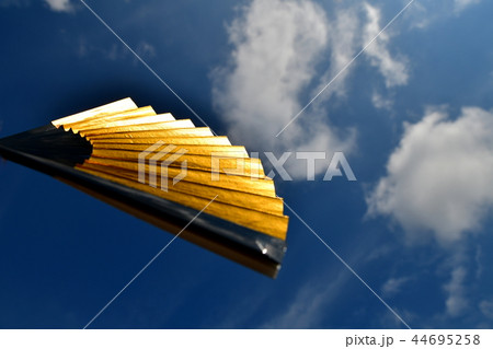和素材、金銀 扇子、青空背景 和素材、金銀 扇子、青空背景 44695258