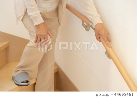階段を下るシニア女性　高齢者　老人 44695461