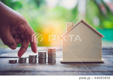 The hand that holds the coins is stacked The hand that holds the coins is stacked 44695856