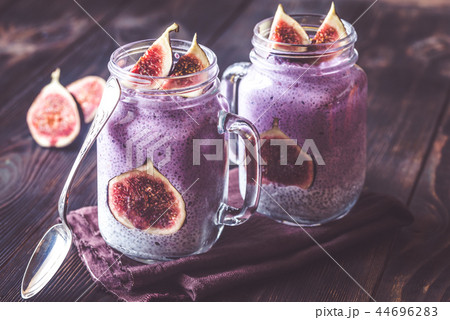 Chia seed puddings with fig slices 44696283