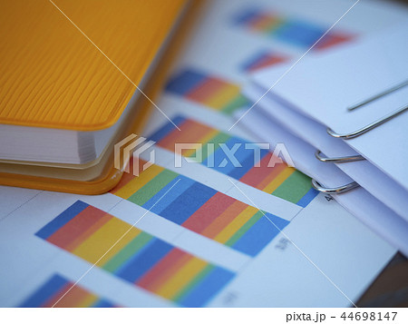 ビジネスイメージ・グラフ・書類・手帳・女性 44698147