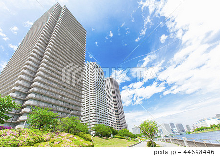 タワーマンションが並ぶ川沿いの都市風景 タワーマンションが並ぶ川沿いの都市風景 44698446