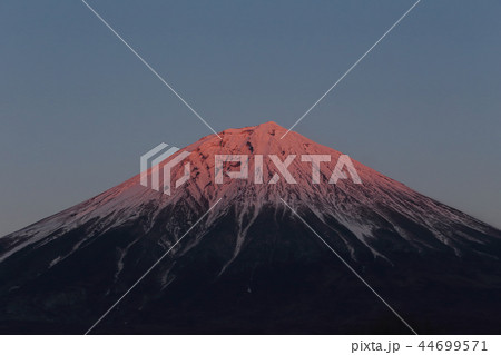 夕日に照らされた富士山上部 44699571