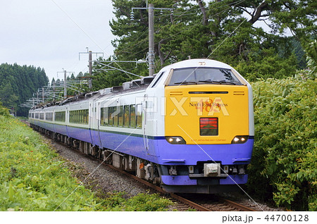 津軽海峡を渡り函館へ向かう485系3000番台・特急「白鳥」。モハユニットを増結し、堂々の8両! 津軽海峡を渡り函館へ向かう485系3000番台・特急「白鳥」。モハユニットを増結し、堂々の8両! 44700128