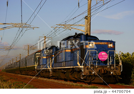 豪華寝台特急トワイライトエクスプレスは夕陽を見ながら一路大坂へ・・・ 44700704