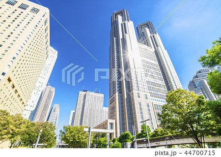 高層ビルを見上げるオフィス街の風景 44700715