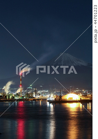 田子の浦港からの富士山と工場夜景(縦) 田子の浦港からの富士山と工場夜景(縦) 44701223