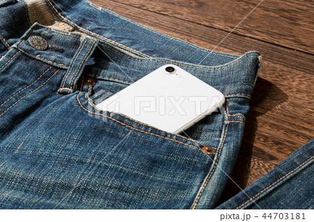 スマホとジーンズ スマホとジーンズ 44703181
