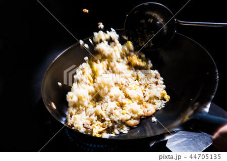 チャーハン　調理中 44705135
