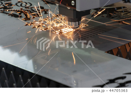 The CNC fiber laser cutting machine . 44705363