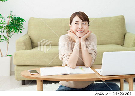 スマホで会話する若い女性 44705934
