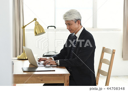 出張　ホテル　中年男性　ビジネスマン 44708348