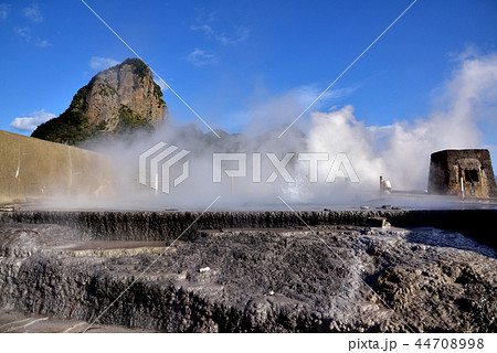 伏目温泉源泉　奇岩竹山　製塩工場跡　開聞岳山麓風景　山川砂むし温泉　鹿児島県指宿市 44708998