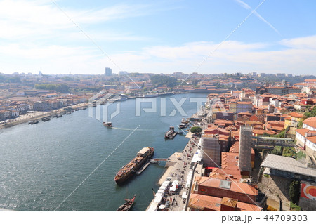 ポルトガルの世界遺産ポルト旧市街地とドウロ川(1) 44709303