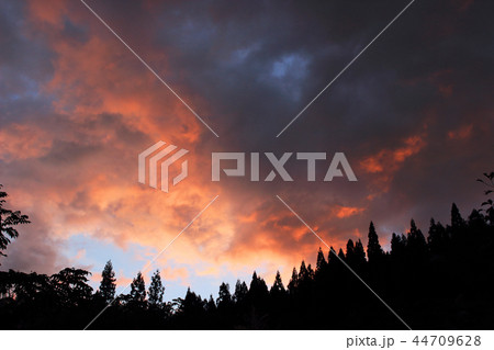 不気味な朝焼け空　福島県只見町 44709628