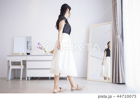 服選びに迷う女性 服選びに迷う女性 44710075