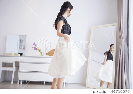 服選びに迷う女性 44710076