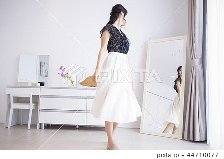 服選びに迷う女性 44710077