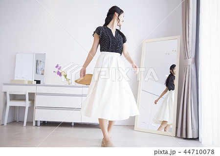 服選びに迷う女性 44710078