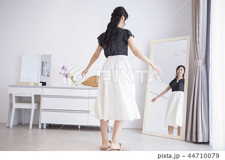 服選びに迷う女性 44710079