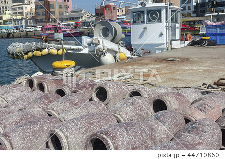 たこ壷と漁船 44710860