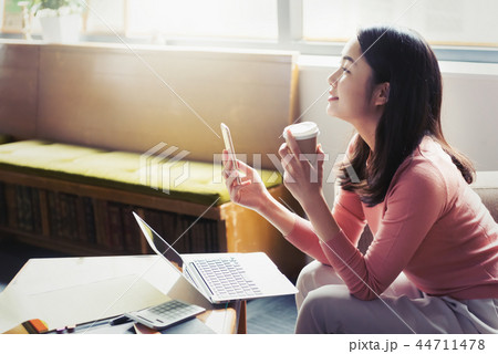 仕事中の女性、カジュアルなワークスタイル。 44711478