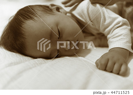 眠る赤ちゃん 眠る赤ちゃん 44711525